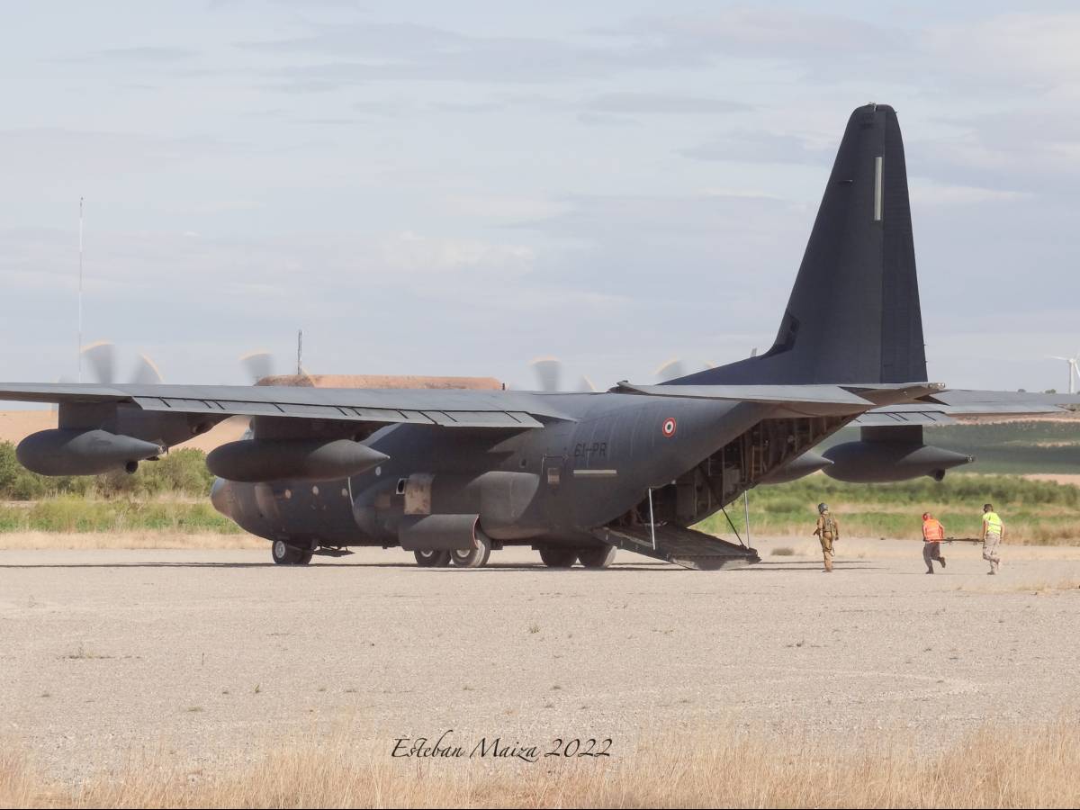 El ‘RHINO13’ efectuando una evacuación sanitaria simulada en conjunto con personal del EADA como parte de su misión del día. (Esteban Maiza) El ‘RHINO13’ efectuando una evacuación sanitaria simulada en conjunto con personal del EADA como parte de su misión del día. (Esteban Maiza)