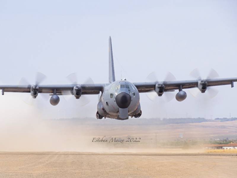 El ‘BISON15’ efectuando un espectacular despegue táctico a muy baja altitud, maniobra que se ejecuta con la finalidad de evitar ser detectado por radares y amenazas antiaéreas. (Esteban Maiza) El ‘BISON15’ efectuando un espectacular despegue táctico a muy baja altitud, maniobra que se ejecuta con la finalidad de evitar ser detectado por radares y amenazas antiaéreas. (Esteban Maiza)