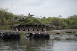 Un VCTP cruzando un puente M4T6 montado por los ingenieros