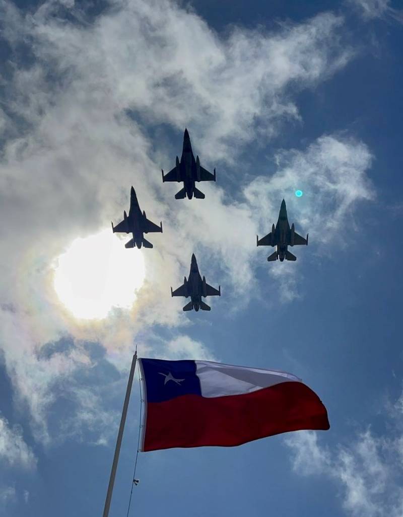 Desfile a�reo de una escuadrilla de F-16 MLU 