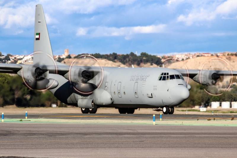 El L-100-30 de la Fuerza Aérea de los Emiratos rodando por el aeropuerto Madrid-Barajas. (foto Rubén Galindo) El L-100-30 de la Fuerza Aérea de los Emiratos rodando por el aeropuerto Madrid-Barajas. (foto Rubén Galindo)