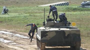 Los 3 tripulantes de un BMP-3 lo abandonan, aunque el veh�culo sigue movi�ndose y disparando gracias a un reciente sistema de control que se observa en un m�dulo y antena en el costado izquierdo de la torre (foto Octavio D�ez C�mara).