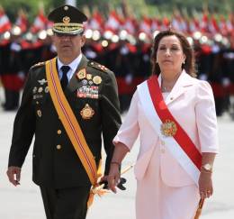 La Presidenta de la Republica, Dina Boluarte Zegarra y el Jefe del Comando Conjunto de las Fuerzas Armadas, General de Ejercito Manuel Gomez de La Torre Aranibar.