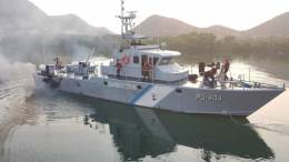 El patrullero guardacosta AB Charran�(PG-404) ejecutando la maniobra de zarpe de la Estaci�n Principal de Guardacostas de Car�pano.  (Foto: Comando de Guadacostas) 