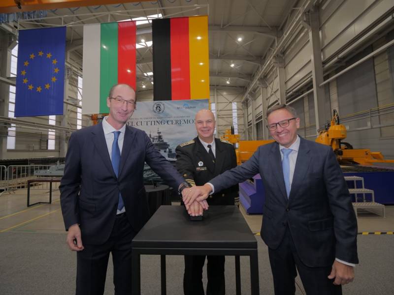 Ceremonia de corte de acero con Svetlin Stoyanov, el Contralmirante Mihaylov y Dirk Malgowski (NVL) Ceremonia de corte de acero con Svetlin Stoyanov, el Contralmirante Mihaylov y Dirk Malgowski (NVL)