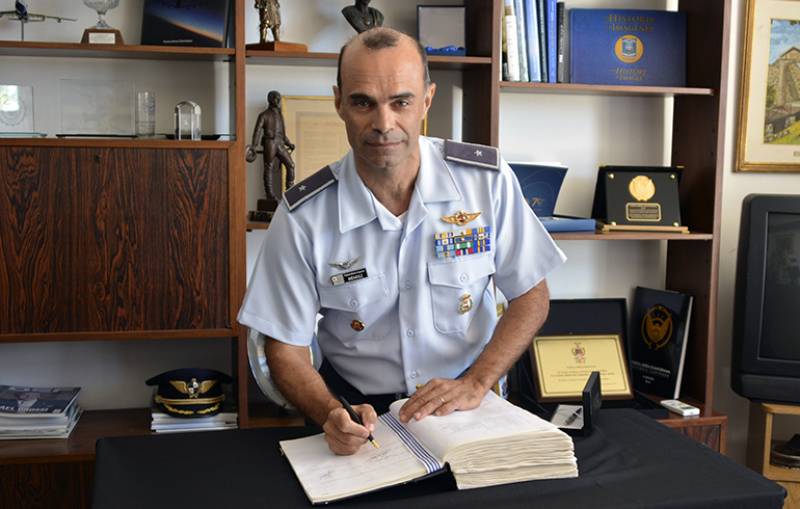 Nuevo Brigadier Juan Méndez (fotografía: Fuerza Aérea Uruguaya) Nuevo Brigadier Juan Méndez (fotografía: Fuerza Aérea Uruguaya)