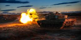 Carro de combate Leopardo 2E abriendo fuego con su arma principal (Ej�rcito de Tierra)