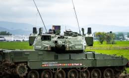 Un carro de combate Leopard 2 con los elementos del sistema Trophy en su torre (EuroTrophy)