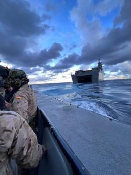 LCM desembarcando del LHD Juan Carlos I.