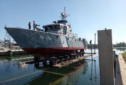 Maniobra de desvarada del patrullero costero AB Charr�n PG-404 en el dique de UCOCAR. (Foto: Armada Bolivariana)