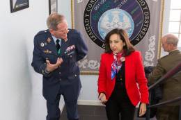 La ministra de Defensa durante una visita al Mando Conjunto del Ciberespacio en 2018 (Ministerio de Defensa)