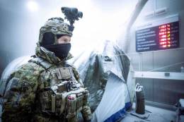 La preparaci�n del 4� Reggimento Alpini Paracadutisti en las condiciones de fr�o extremo la han iniciado con pr�cticas en una c�mara experimental de Bolzano. (4� Reggimento Alpini Paracadutisti)