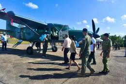 Autoridades estadounidenses y belice�as durante la ceremonia de donaci�n. (Foto: SOUTHCOM)