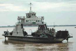 Estas barcazas pueden transportar mas de 250 toneladas de carga incluyendo vehiculos de combate (Foto EA)