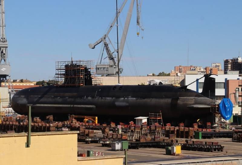 El submarino S-81 en la planta de reparaciones de Navantia, se aprecia su h�lice perfectamente tapada, como es preceptivo. (Foto Julio Ma�z)