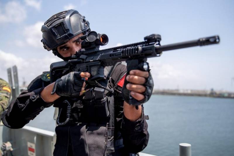 Uno de los miembros fuerzas especiales de Marruecos empuña su Verney-Carron VCD-15. Uno de los miembros fuerzas especiales de Marruecos empuña su Verney-Carron VCD-15.