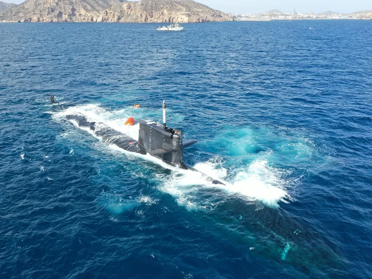 Foto: La primera inmersi�n est�tica del submarino S-81. Foto: Navantia