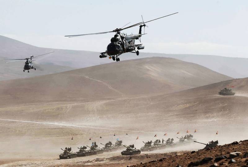 Dos Mi-171Sh-P Hip H brindado cobertura a una columna de carros de combate T-55 y baterias antiaéreas Zu-23-4 Shilka. Dos Mi-171Sh-P Hip H brindado cobertura a una columna de carros de combate T-55 y baterias antiaéreas Zu-23-4 Shilka.