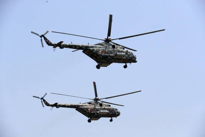 Un par de Mi-171Sh-P Hip H en vuelo. Un par de Mi-171Sh-P Hip H en vuelo.