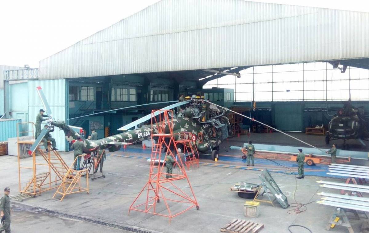 El Batallón Especializado de Mantenimiento Aeronáutico (BEMAE) dando mantenimiento menor a nivel de línea a un Mi-171Sh-P. El Batallón Especializado de Mantenimiento Aeronáutico (BEMAE) dando mantenimiento menor a nivel de línea a un Mi-171Sh-P.