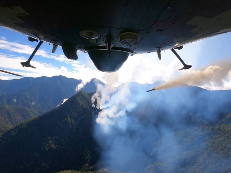 El Mi-171Sh-P, matricula EP-676, que encabezo la Fuerza de Ataque durante la Operacion “Patriota”, lanzando uma salva de cohetes S-8KO de 80 mm. Contra los objetivos “Alfa” y Foxtrot”. El Mi-171Sh-P, matricula EP-676, que encabezo la Fuerza de Ataque durante la Operacion “Patriota”, lanzando uma salva de cohetes S-8KO de 80 mm. Contra los objetivos “Alfa” y Foxtrot”.