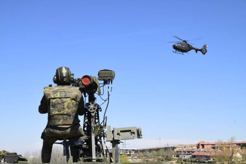 Ejercicio con lanzador de misil Mistral (Ej�rcito de Tierra)