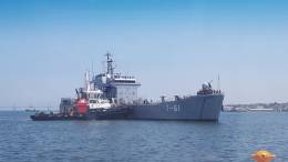 Maniobra de ingreso al puerto de Maracaibo del AB Capana (T-61). (Foto: Armada Bolivariana)  