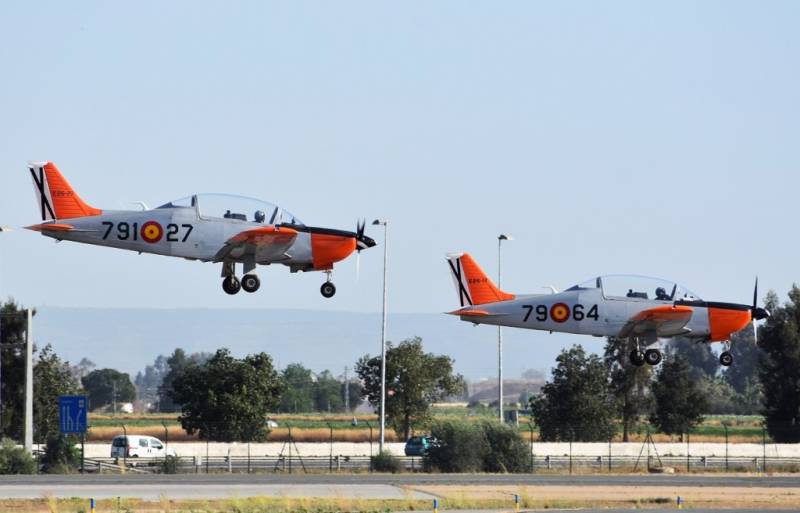 Dos T-35 Tamiz del Ej�rcito del Aire aterrizando en Sevilla (Foto David Garc�a)