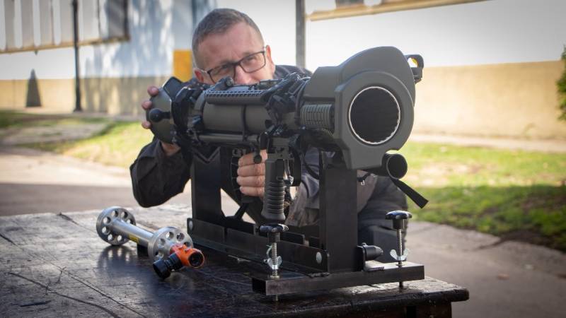 Tecnico de la compañia sueca imparte instrucciones. Tecnico de la compañia sueca imparte instrucciones.