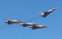 Inicial de cuatro Eurofighter del Ala 11 del Ej�rcito del Aire y del Espacio, tras finalizar sus exhibici�n de vuelo. (foto Julio Ma�z)