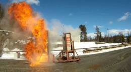 Imagen: Demostraci�n de la capacidad de perforaci�n del disparo 30 mm x 173 APFSDS-T mk258 mod. 1. El blanco consiste en un bloque de 30cm de hormig�n armado y una placa de acero blindado de 10mm abatidos a 300 metros. 