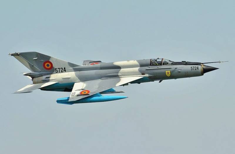 El avión de combate MiG-21 LanceR de la variante C de la Fuerza Aérea de Rumania. (foto Cristian Ghe) El avión de combate MiG-21 LanceR de la variante C de la Fuerza Aérea de Rumania. (foto Cristian Ghe)