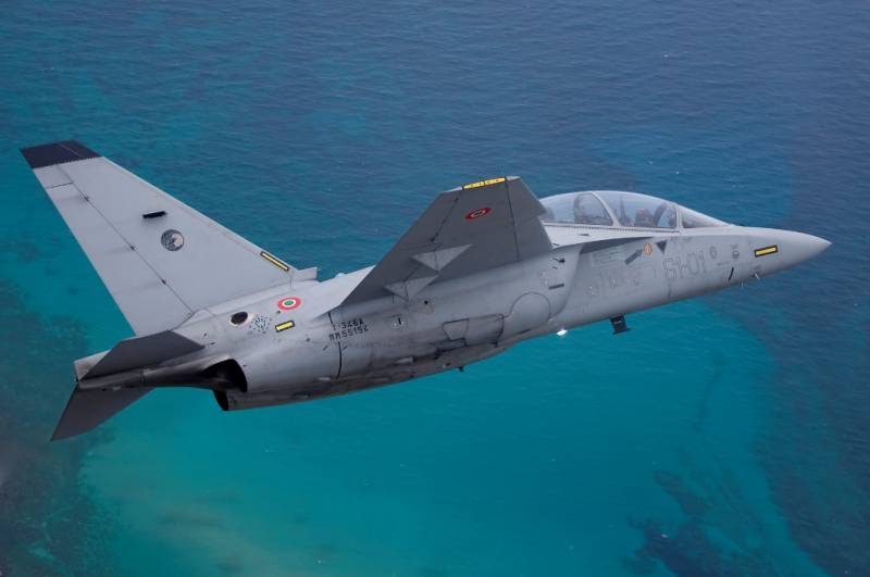 Avi�n de entrenamiento avanzado Leonardo M-346.