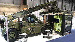 La apiladora telesc�pica multifunci�n y aerotransportable de contenedores RSUP-17-ATAB. Foto: Julio Ma�z