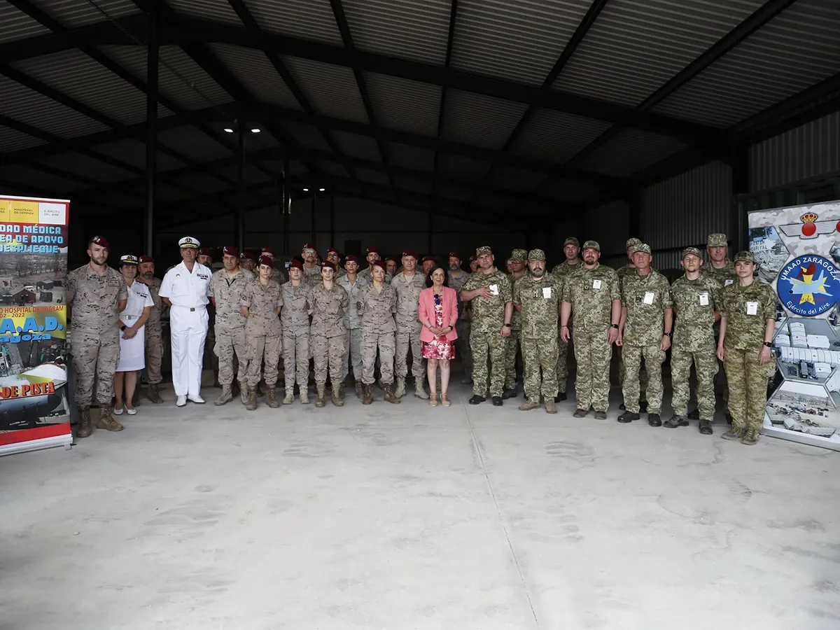 La ministra de Defensa, Margarita Robles, en su visita a la Base A�rea de Zaragoza.