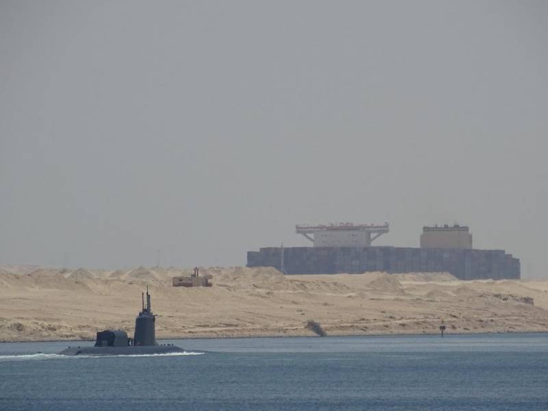 El submarino �Suffren� cruzando el canal de Suez. (foto Marine Nationale)