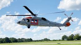El primer UH-60 que recibir� la FAP, durante su vuelo inicial tras un importante revisi�n. (foto US Navy)