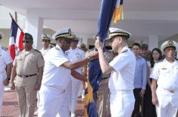 El nuevo comandante de la Armada dominicana VA Agust�n A. Morillo Rodr�guez recibe el estandarte de mando por parte del comandante saliente VA Francisco A. Sosa Castillo. (Foto: Armada de Rep�blica Dominicana)