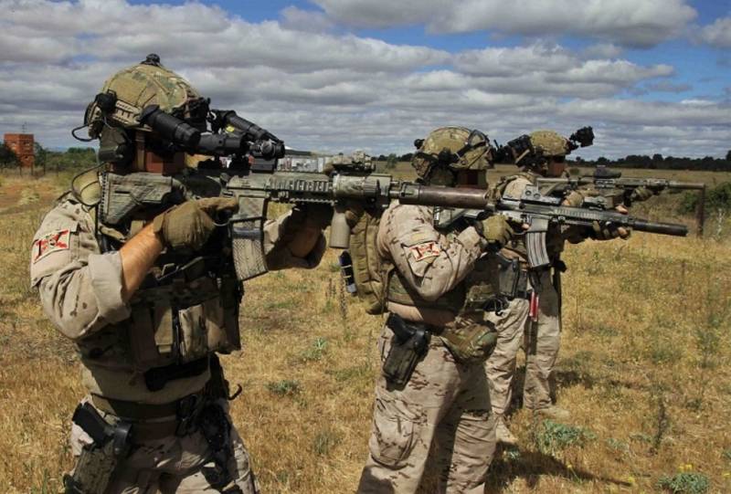 El fusil de asalto HK416 en manos de personal de la FGNE. (foto Julio Ma�z)