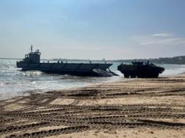 LCM varada descargando un veh�culo AAV.