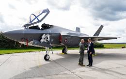 El ministro de defensa de Dinamarca recibi a su llegada a los pilotos de estos primeros F-35 daneses. 