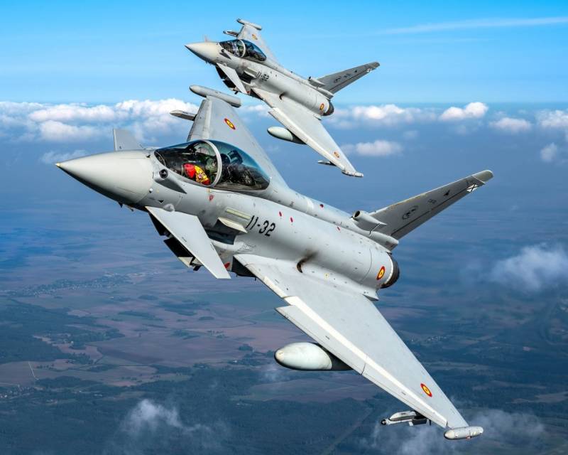 Dos de los Eurofighter del Ala 11 volando sobre Estonia. (foto AIRCOM) Dos de los Eurofighter del Ala 11 volando sobre Estonia. (foto AIRCOM)