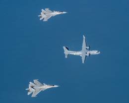 El primer C295 de la Fuerza A�rea India escoltado por Sukhoi Su-30MKi. (foto IAF)