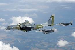El C295 es l�der en su segmento, en la imagen uno de la Fuerza A�rea de Chequia, volando en formaci�n con dos L-159. (foto Milan Nykodym)