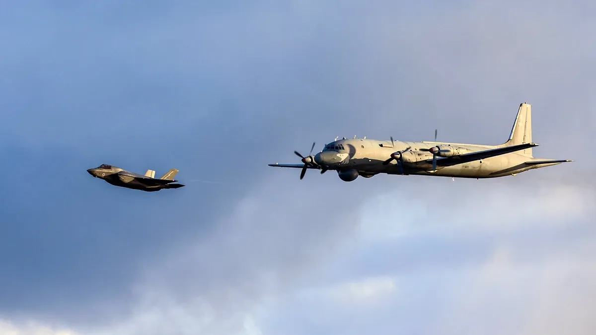 El aparato ruso Il-38N (derecha) �Escoltado� por un F-35B brit�nico. Foto: Royal Navy