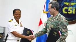 La Jefa del Estado Mayor de la Defensa de Jamaica, CA Antonette Wemyss-Gorman, con el Ministro de Defensa de Rep�blica Dominicana, TG (ERD) Carlos Luciano D�az Morfa. Foto: Ministerio de Defensa RD
