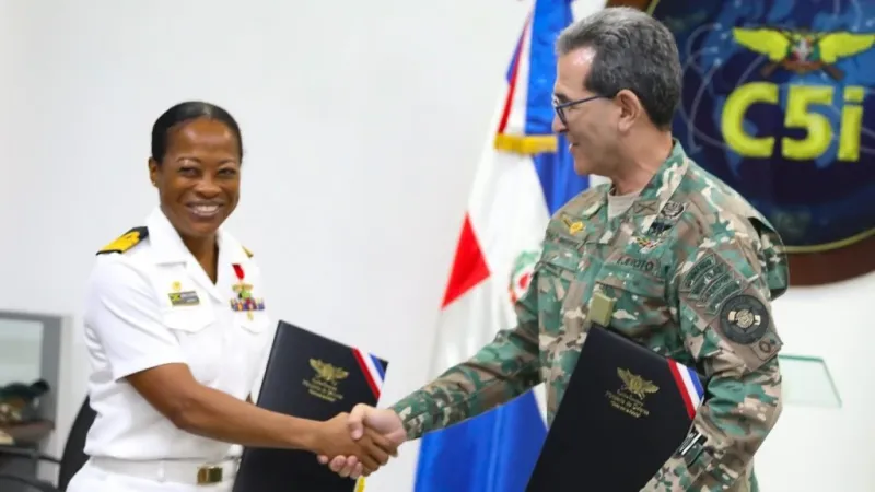 La Jefa del Estado Mayor de la Defensa de Jamaica, CA Antonette Wemyss-Gorman, con el Ministro de Defensa de Rep�blica Dominicana, TG (ERD) Carlos Luciano D�az Morfa. Foto: Ministerio de Defensa RD