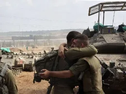 Uno de los carros de combate �Merkava� de la IDF, a la derecha, dotado de un sistema de protecci�n de rejas.