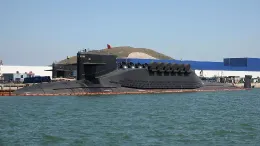 Imagen de uno de los actuales submarinos del tipo 094, se aprecian las tapas de los 12 silos de lanzamiento de misiles JL-3 abiertas. Foto: US Navy