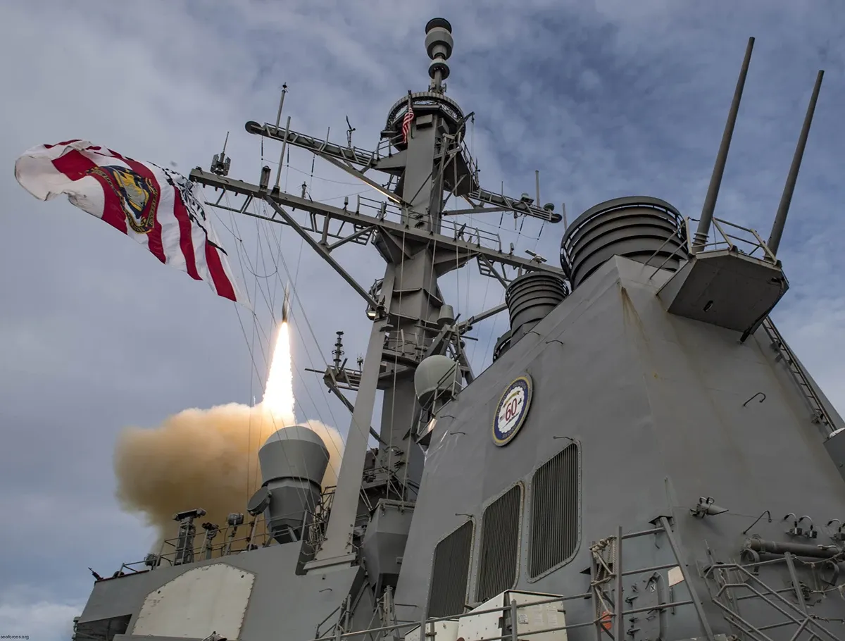 El destructor USS �Carney� lanzando un misil desde su sistema VLS. Foto: US Navy